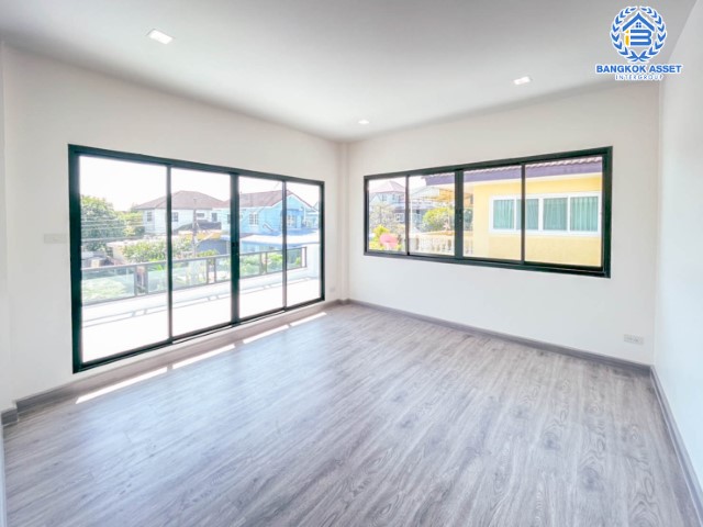 บ้านมือสอง ย่านกรุงเทพฯ ม.ชัยพฤกษ์ บางแวก เนื้อที่ 104.8 ตร.ว. ฟังก์ชัน 5 ห้องนอน 4 ห้องน้ำ จอดรถได้ 2 คัน บนทำเลเดินทางสะดวก เชื่อมต่อหลายเส้นทาง และเดอะมอลล์บางแค ทางด่วน "กาญจนาภิเษก" และรถไฟฟ้า "สถานีภาษีเจริญ"